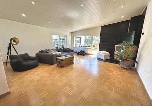 KI-generiert: großzügiges Wohnzimmer im OG