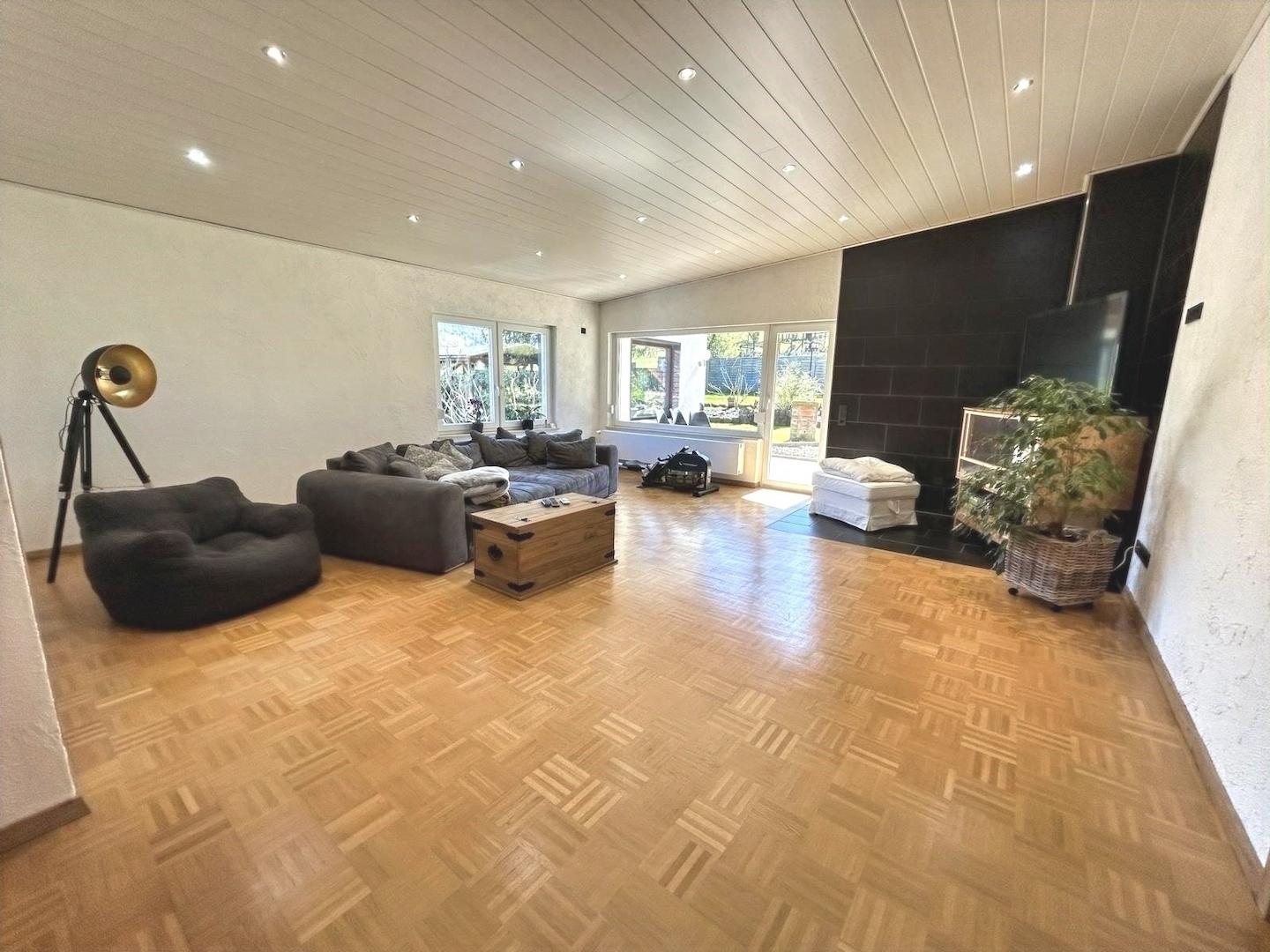 KI-generiert: großzügiges Wohnzimmer im OG