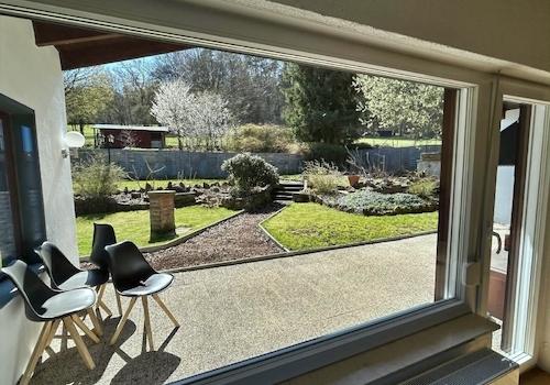 KI-generiert: Ausblick in den Garten