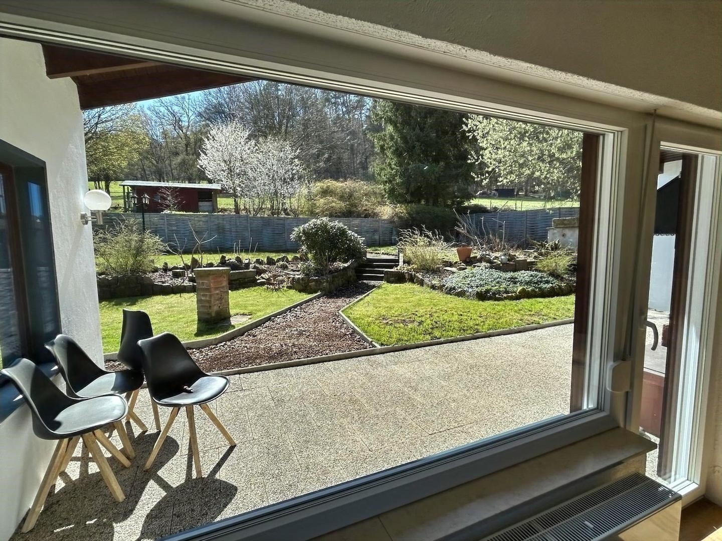 KI-generiert: Ausblick in den Garten