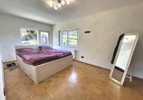 KI-generiert: Elternschlafzimmer im OG