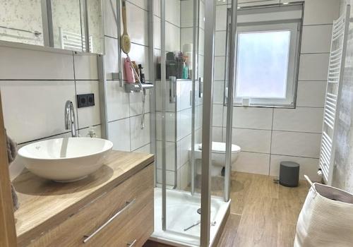 KI-generiert: modernes Duschbad im OG