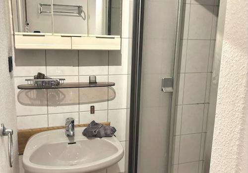 KI-generiert: Duschbad 2 (Fewo) im EG