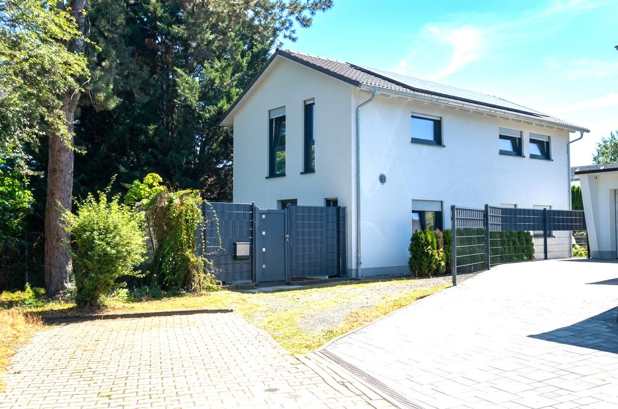 Straßenansicht / Zufahrt