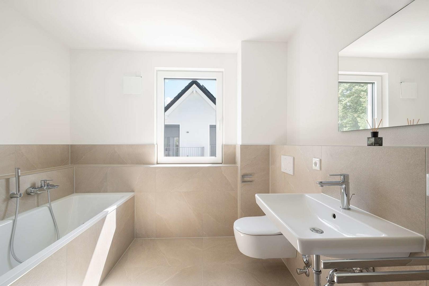 Bad (Wanne + Dusche)