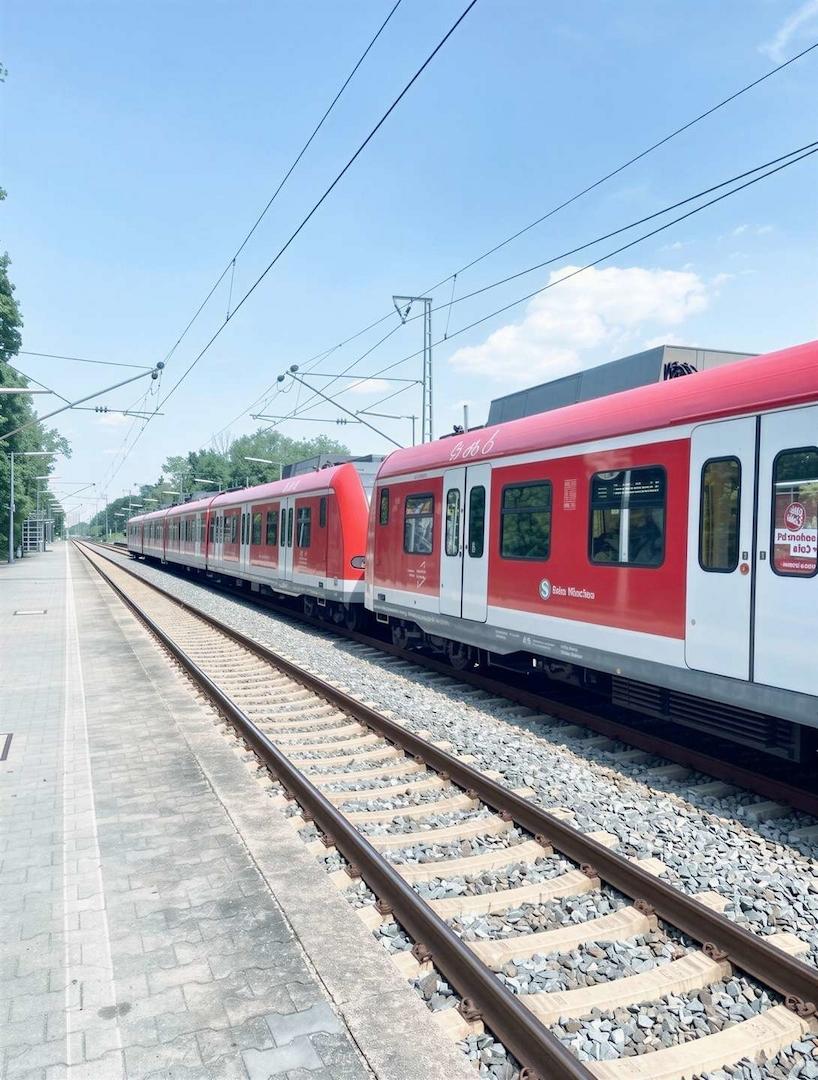 S-Bahn Ri. Flughafen und Innenstadt 