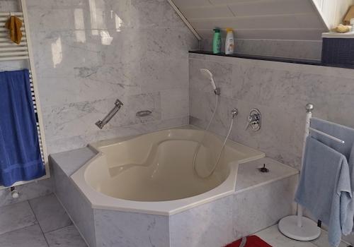 1. Bad Rundbadewanne 1. OG