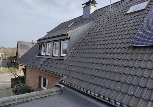 Dach mit Solaranlage
