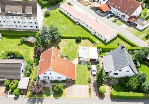 Haus mit Garagen und Außenstellplätzen