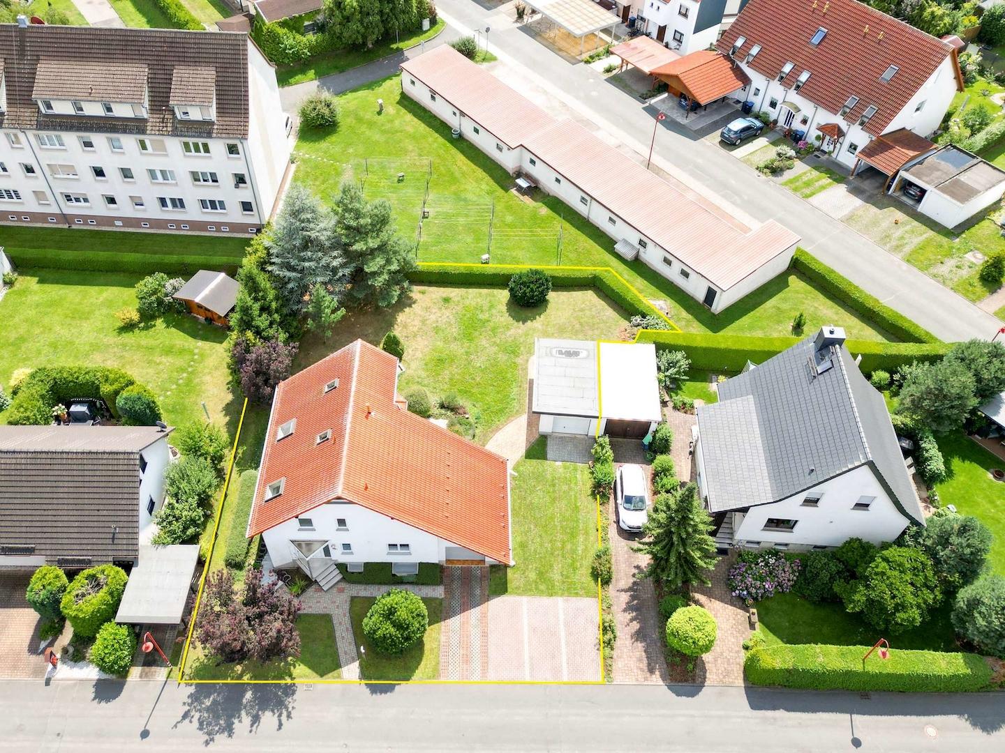 Haus mit Garagen und Außenstellplätzen