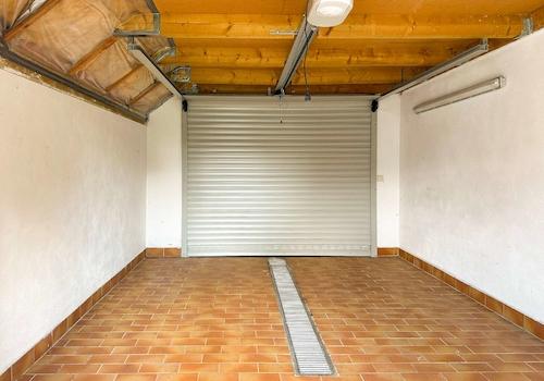 Garage mit elektrischem Tor