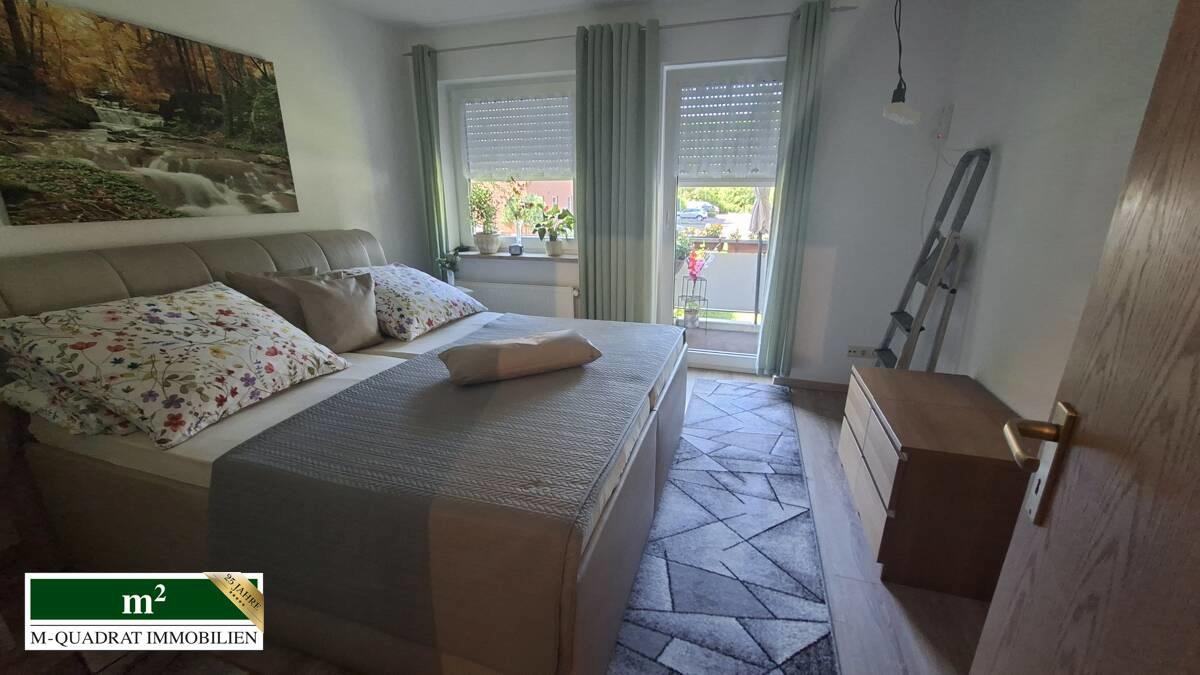Schlafzimmer mit Zugang zum Balkon