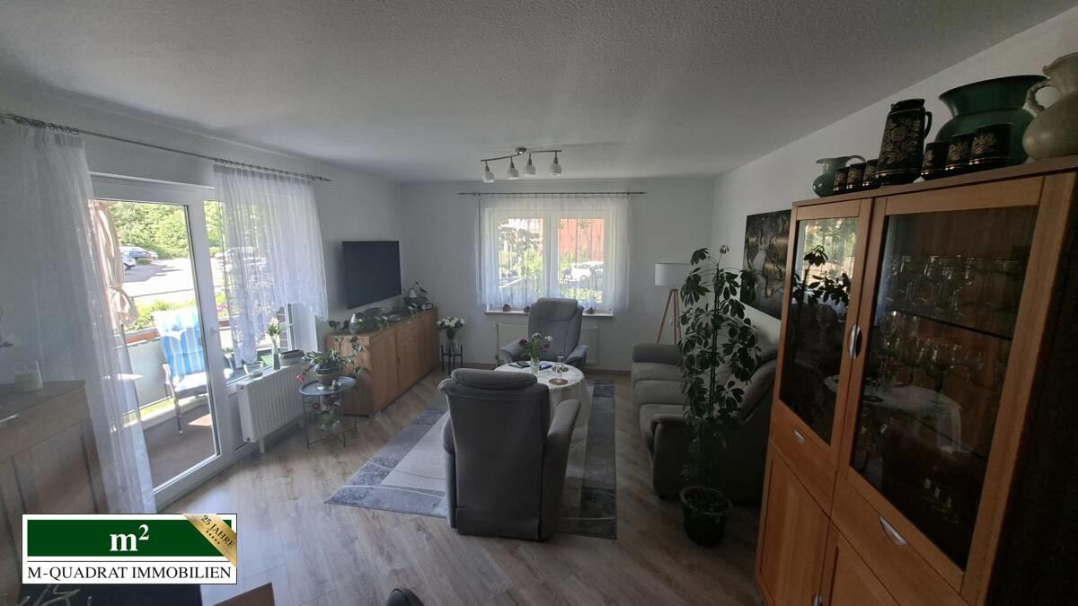 Wohnzimmer mit Zugang zum Balkon