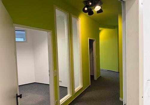 Zentraler Eingangsbereich mit Zugang zu Büro- und Besprechungsräumen
