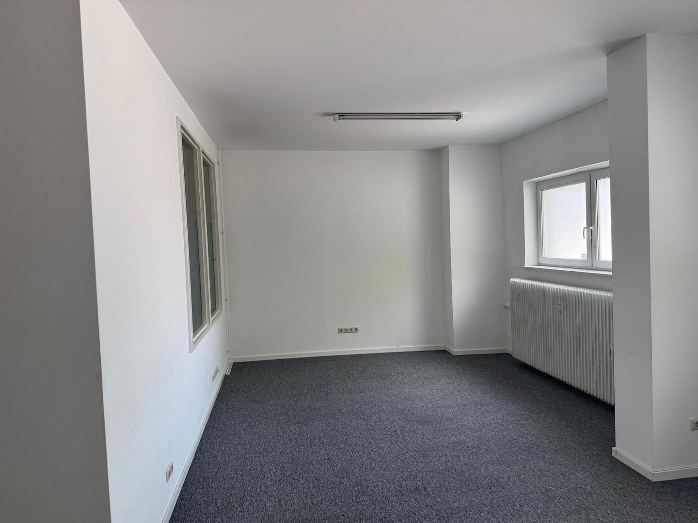Heller Besprechungs- oder Büroraum mit Tageslichteinfall
