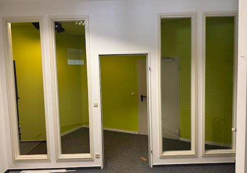 Innenansicht des Eingangsbereichs mit verglasten Büroeinheiten
