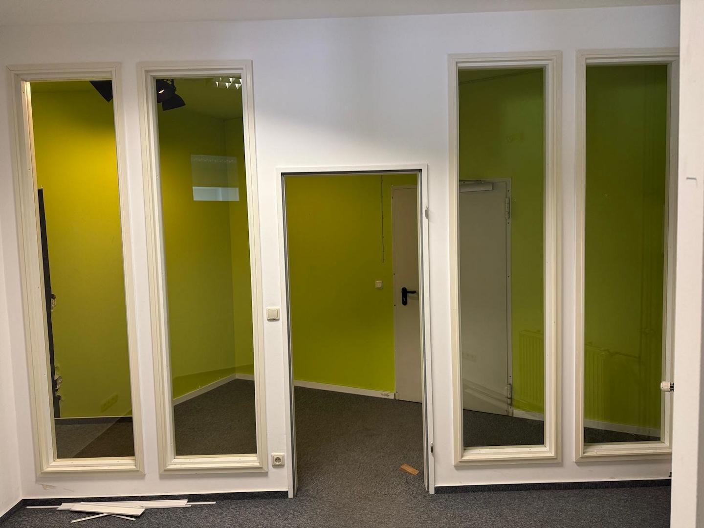 Innenansicht des Eingangsbereichs mit verglasten Büroeinheiten