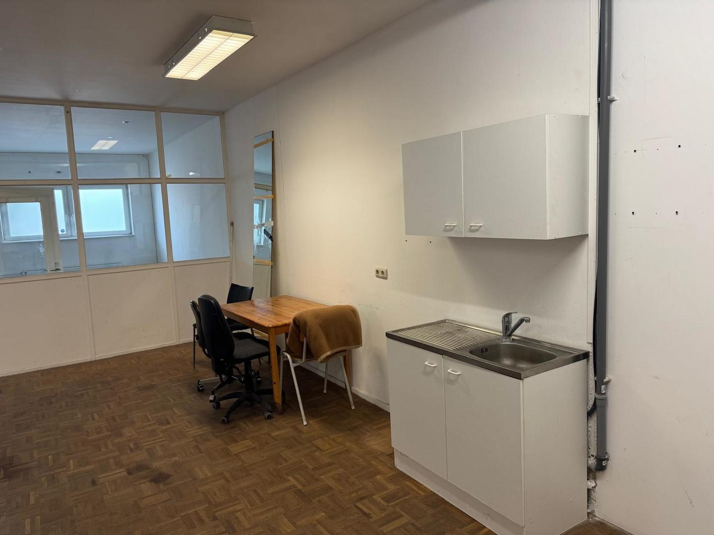 Teeküche mit zusätzlicher Arbeits- bzw. Aufenthaltsfläche