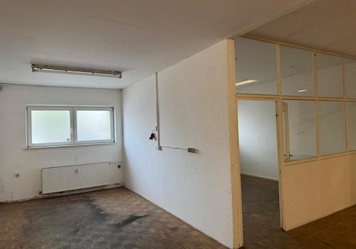 Separater Arbeitsbereich mit verglaster Raumabtrennung