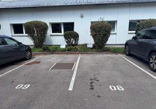 Stellplätze direkt vor dem Gebäude
