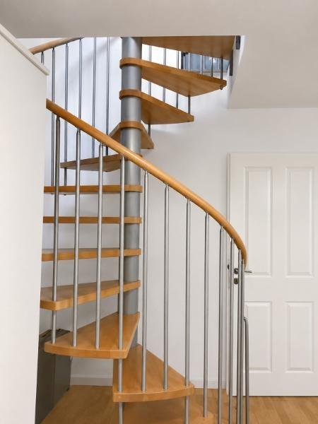 006 Wendeltreppe zur oberen Ebene