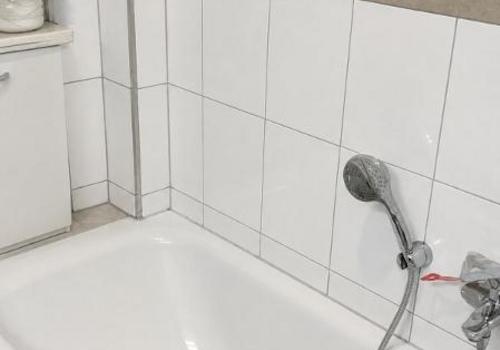018 Bad mit Badewanne