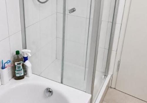 019 Badezimmer mit Dusche