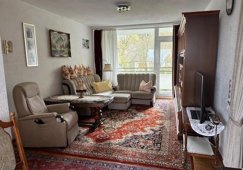 Wohnzimmer mit Balkon