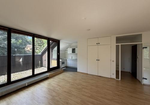 Wohnzimmer mit Balkon