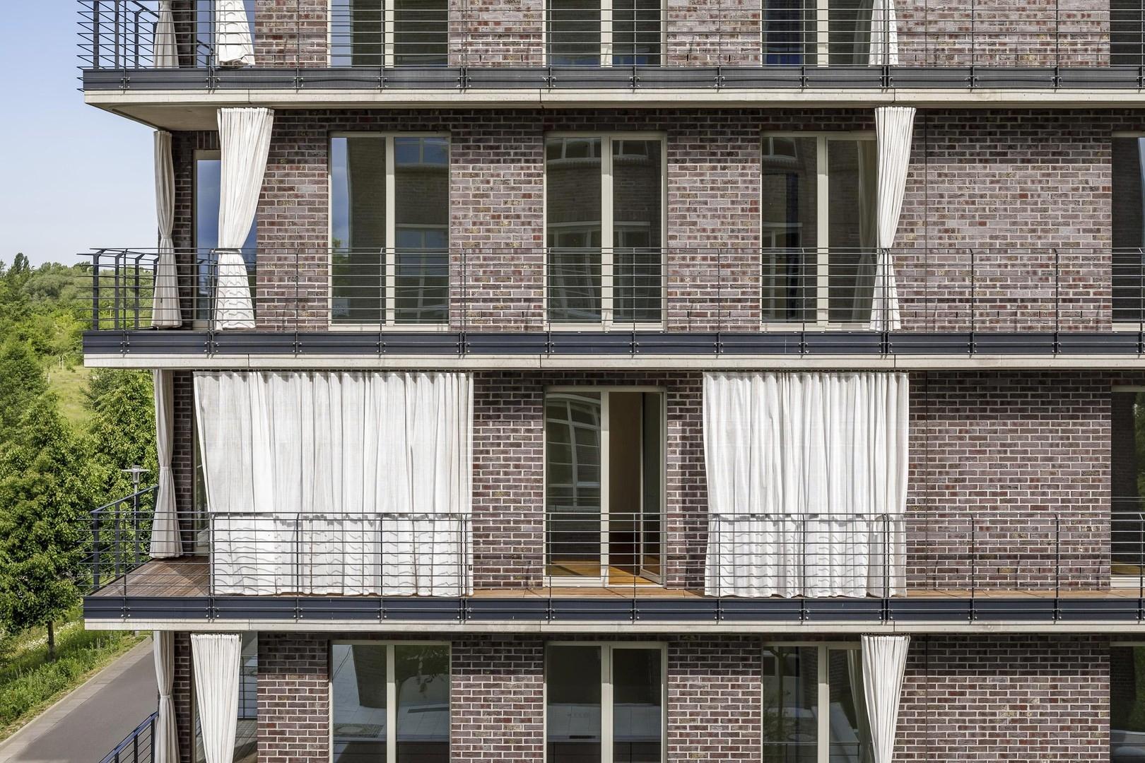 Hafenseite mit Terrasse