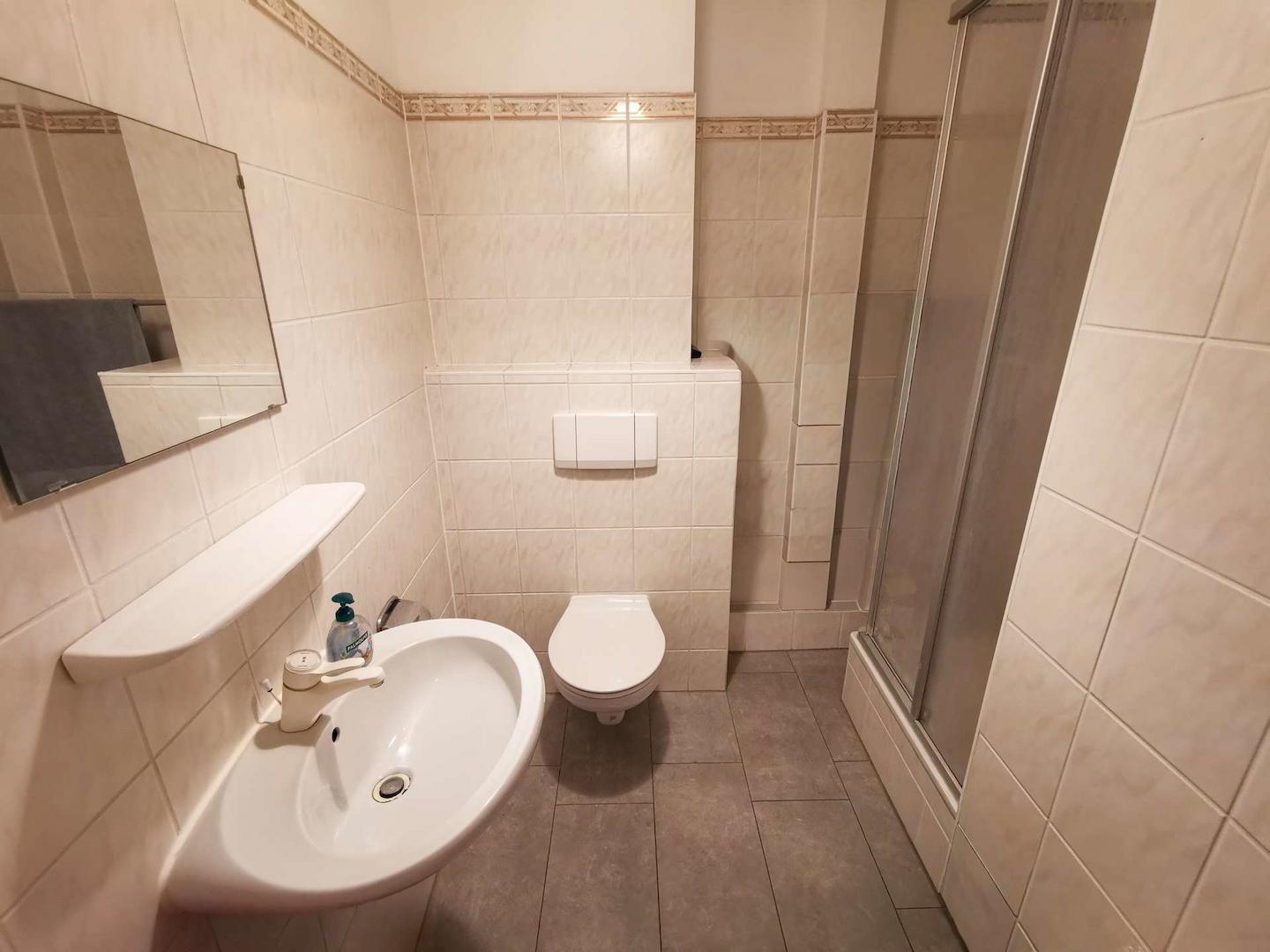 Badezimmer mit Dusche