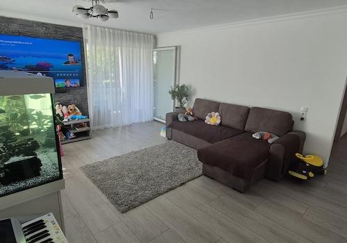 Wohnzimmer mit Balkon