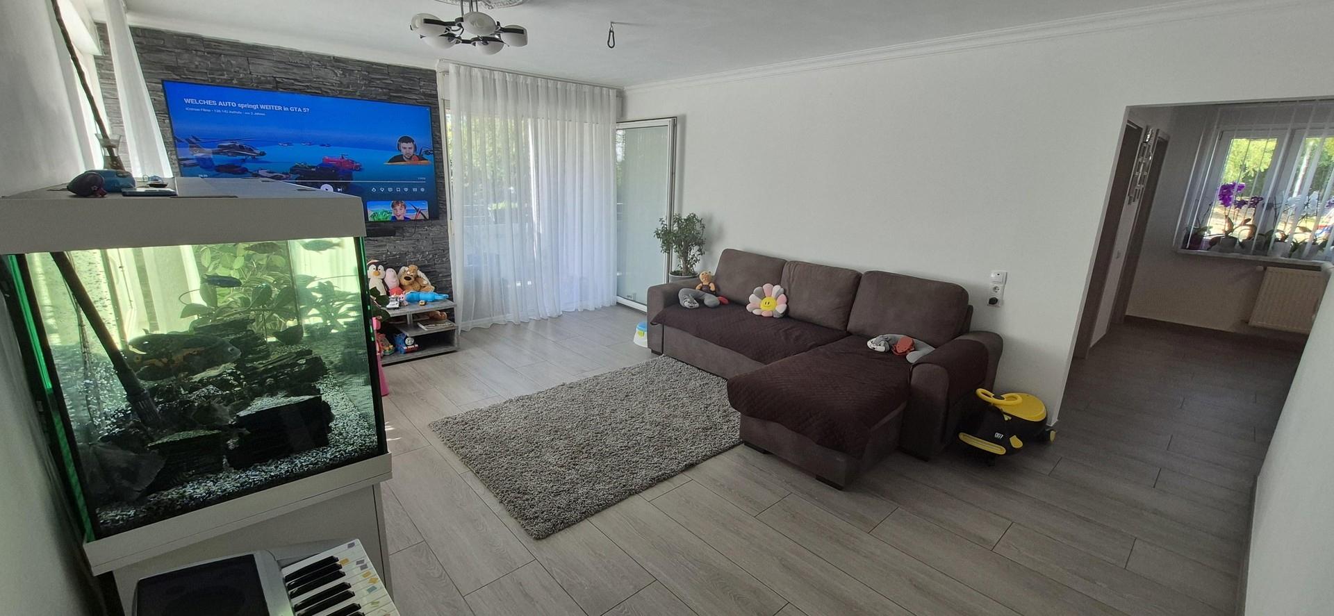 Wohnzimmer mit Balkon