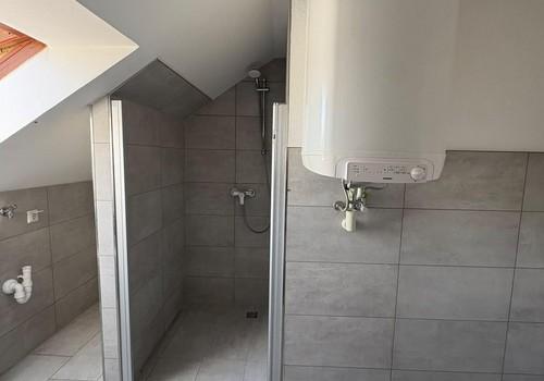 Bad mit Dusche und Wanne