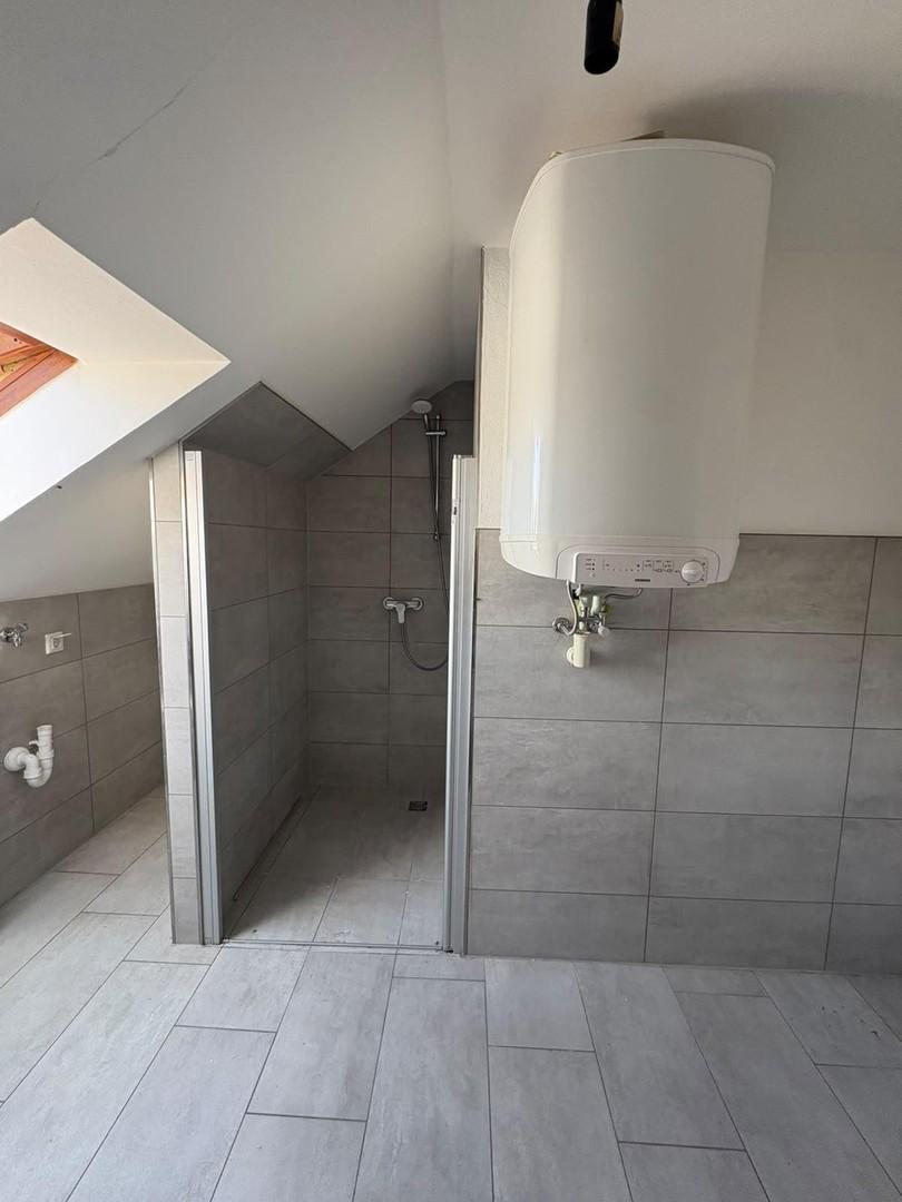 Bad mit Dusche und Wanne