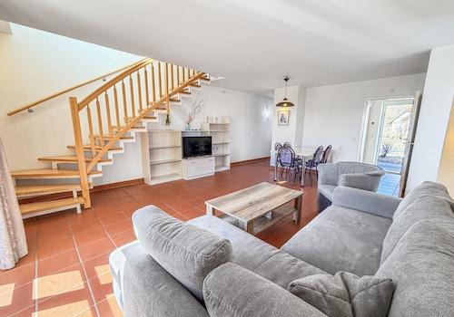 Wohnzimmer mit Treppe zum DG