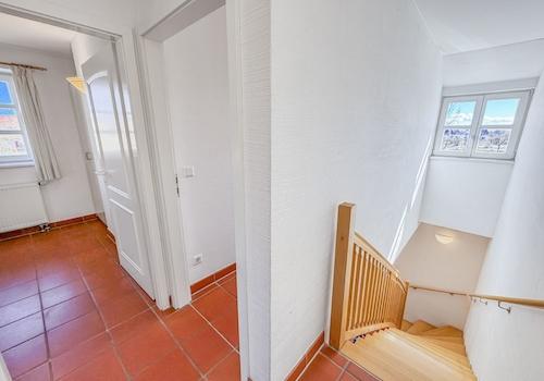 Treppe zum EG mit Gaubenfenster
