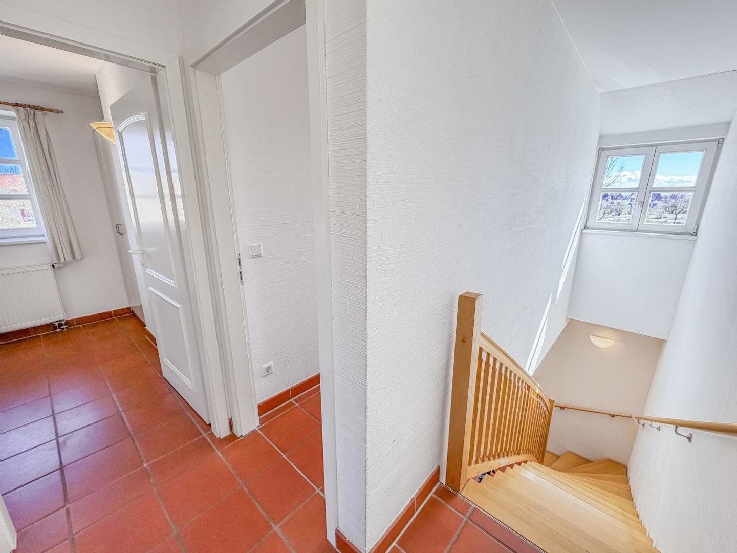 Treppe zum EG mit Gaubenfenster