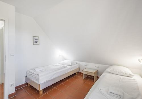 Kinderzimmer mit zwei Betten