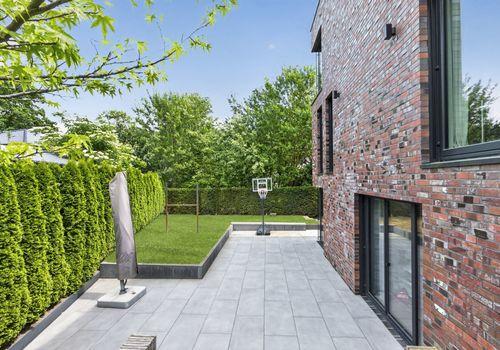 Ostseite der Stadtvilla mit Terrasse u. Garten