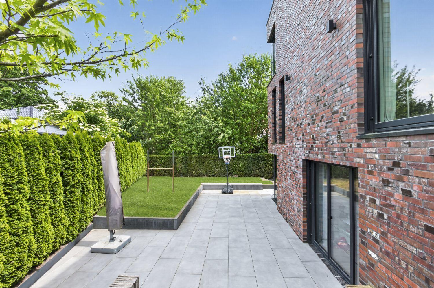Ostseite der Stadtvilla mit Terrasse u. Garten