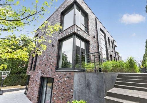 Imposanter Baukörper mit Naturteich