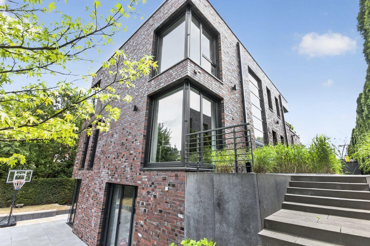Imposanter Baukörper mit Naturteich
