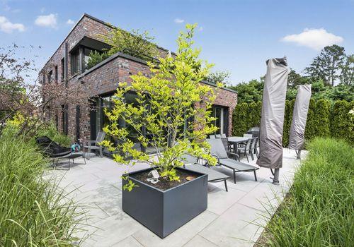 Idyllische Südansicht mit oberer Terrasse