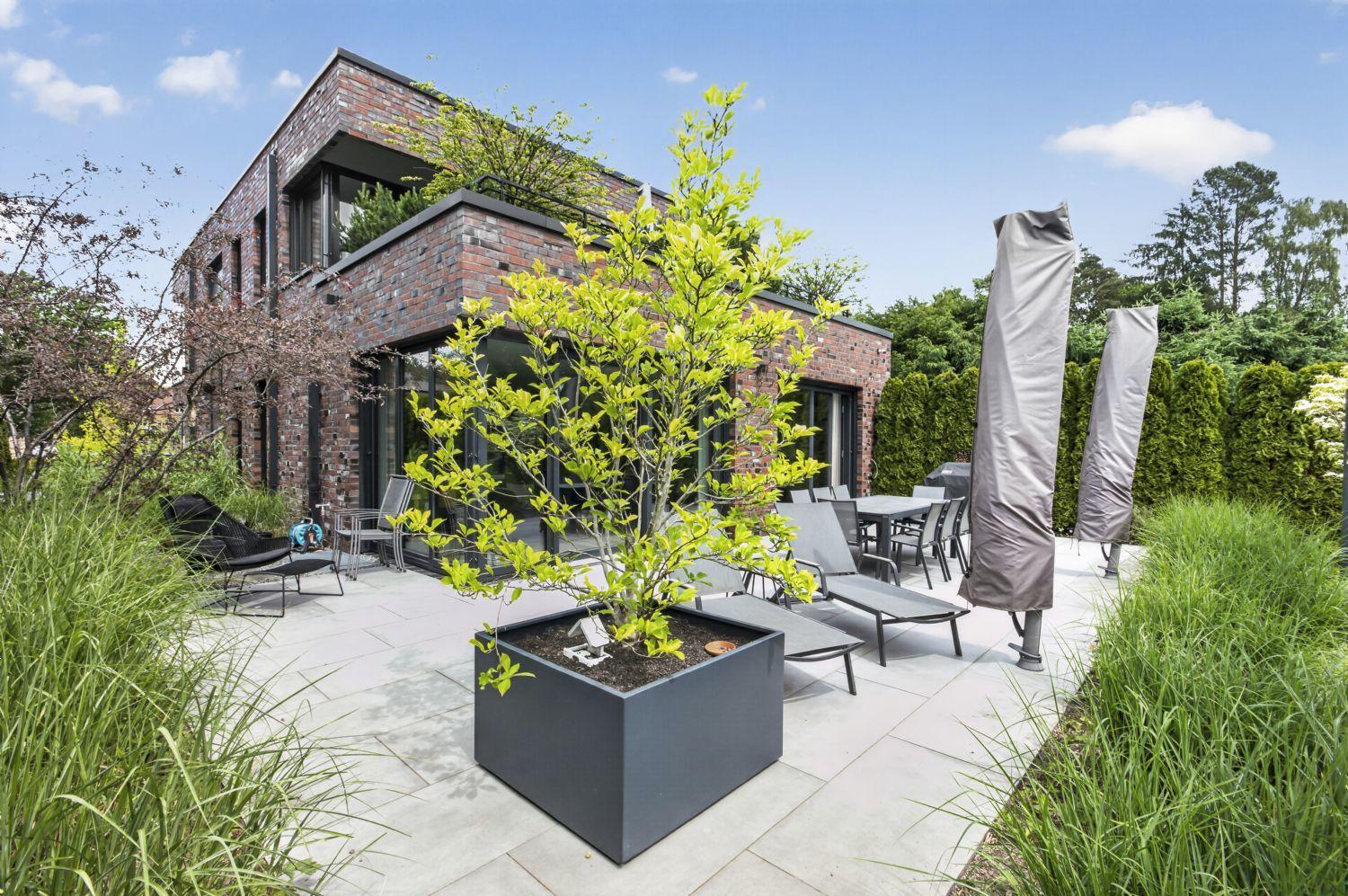 Idyllische Südansicht mit oberer Terrasse