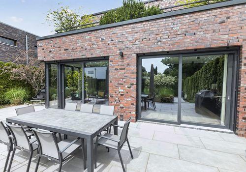 Moderne Terrassenbereiche im EG