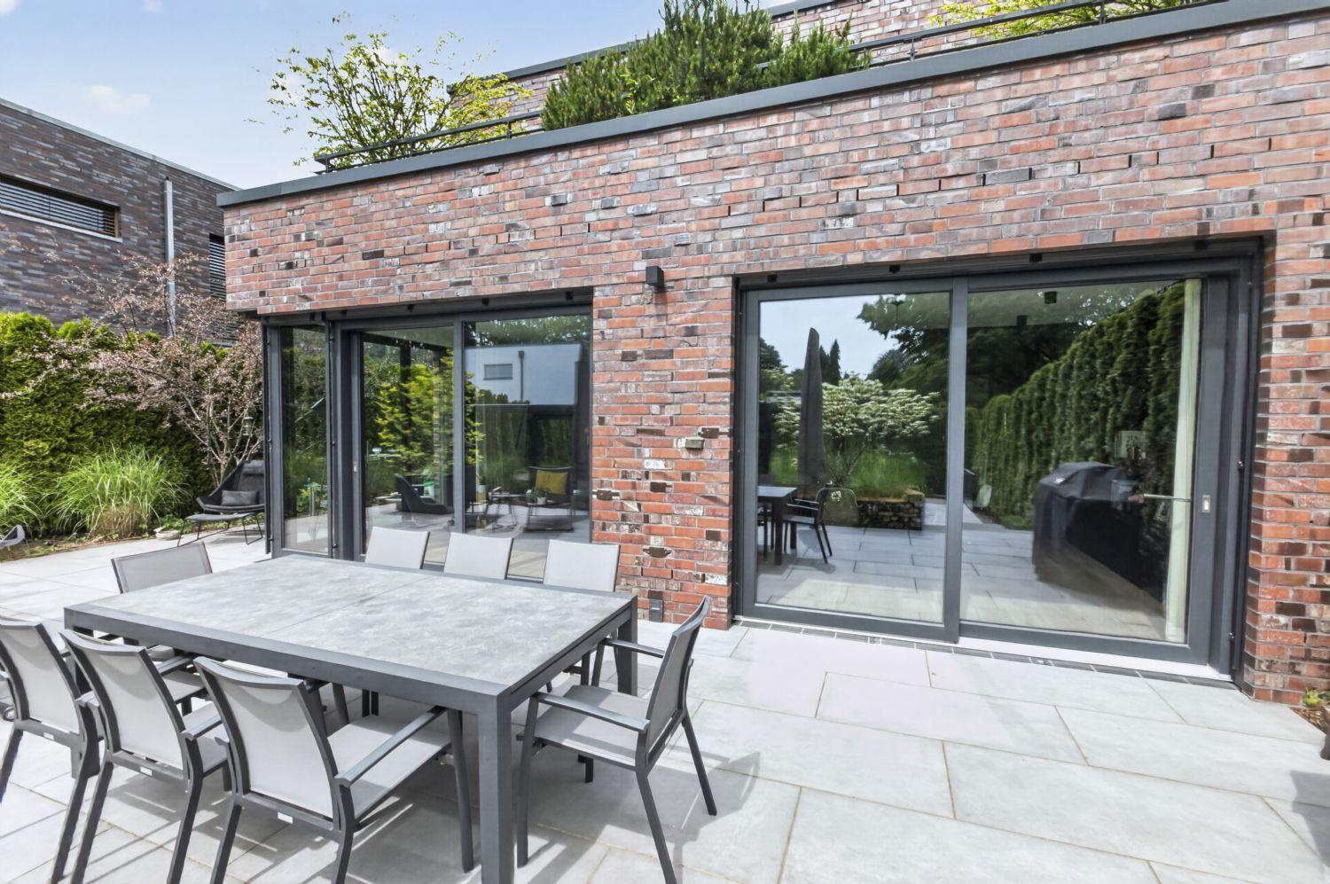 Moderne Terrassenbereiche im EG