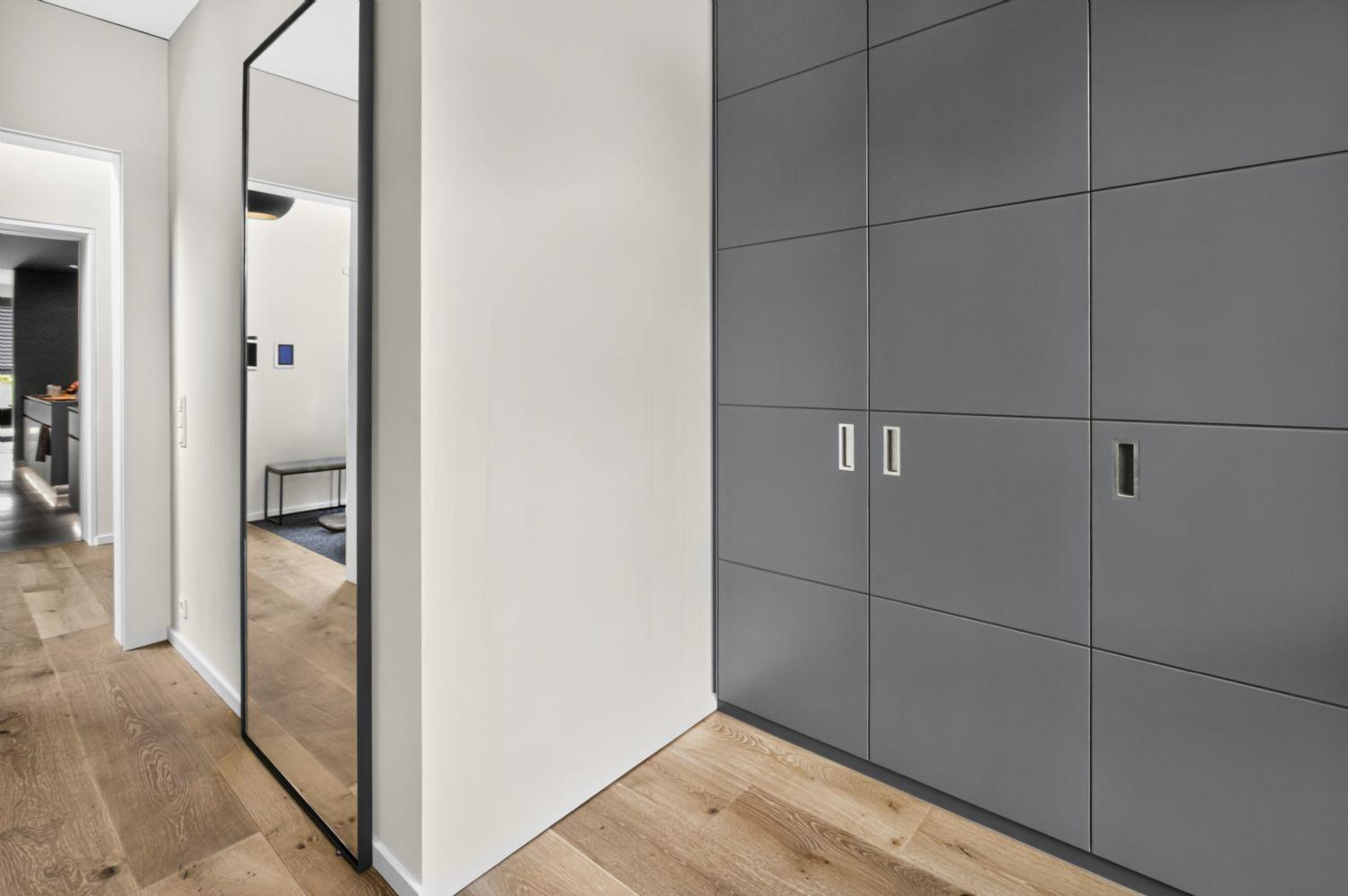 Großzügige Familien-Garderobe im EG