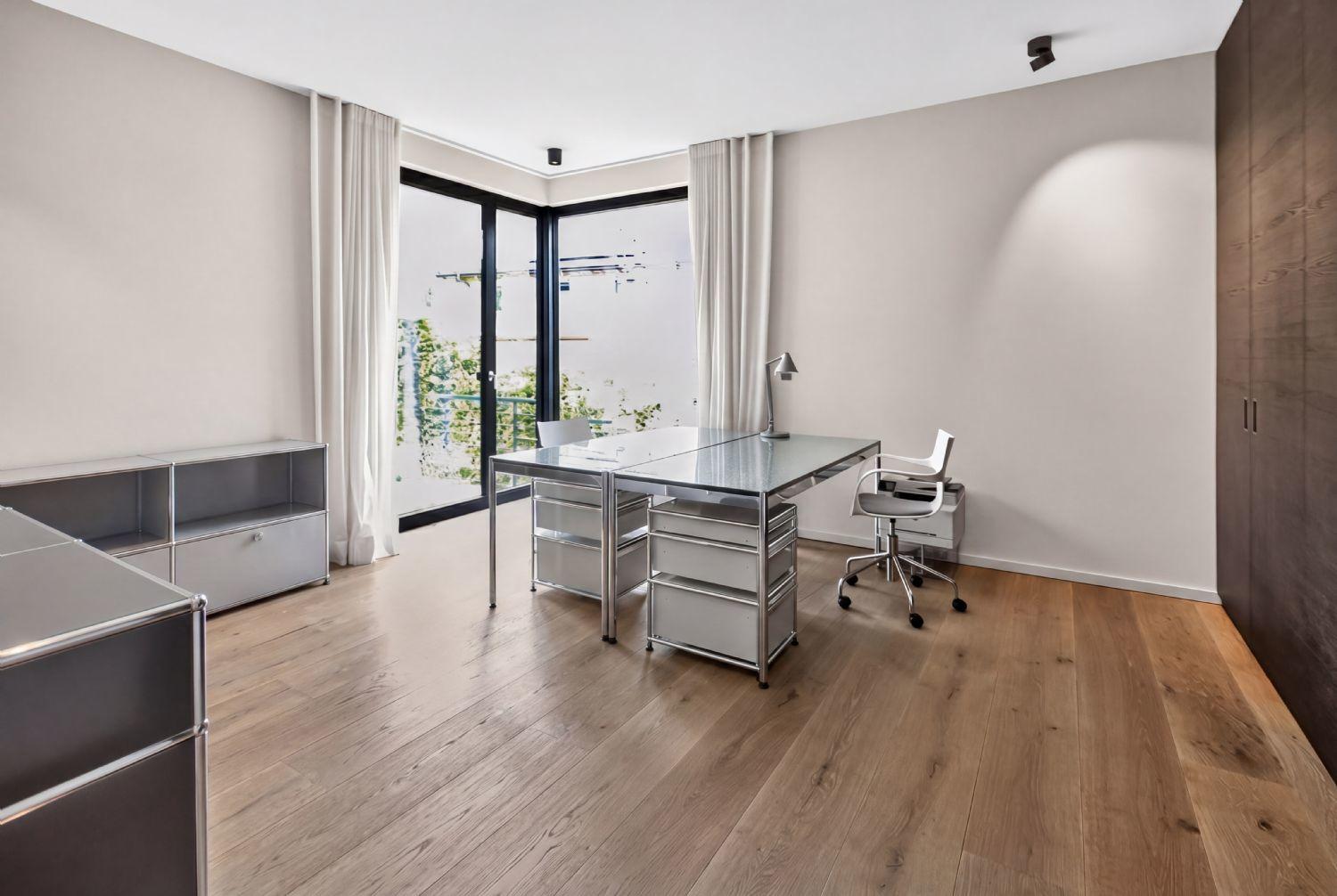 Arbeitszimmer mit Einbauschränken im EG