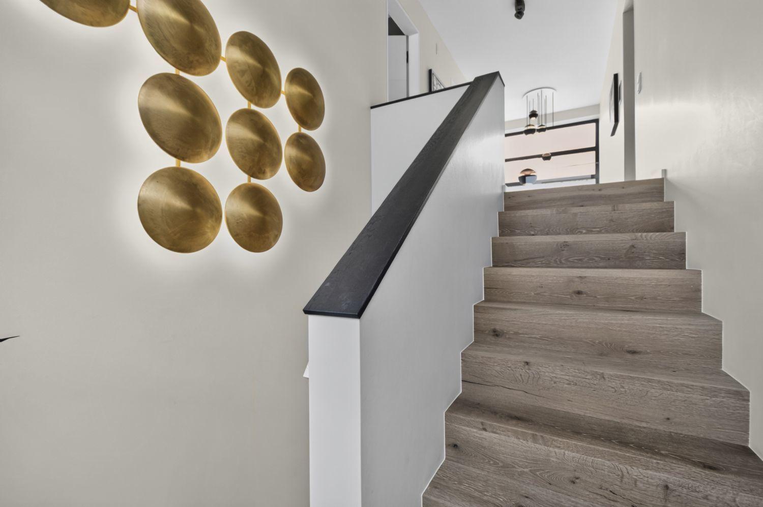 Massive Treppe mit Echtholzstufen zum OG